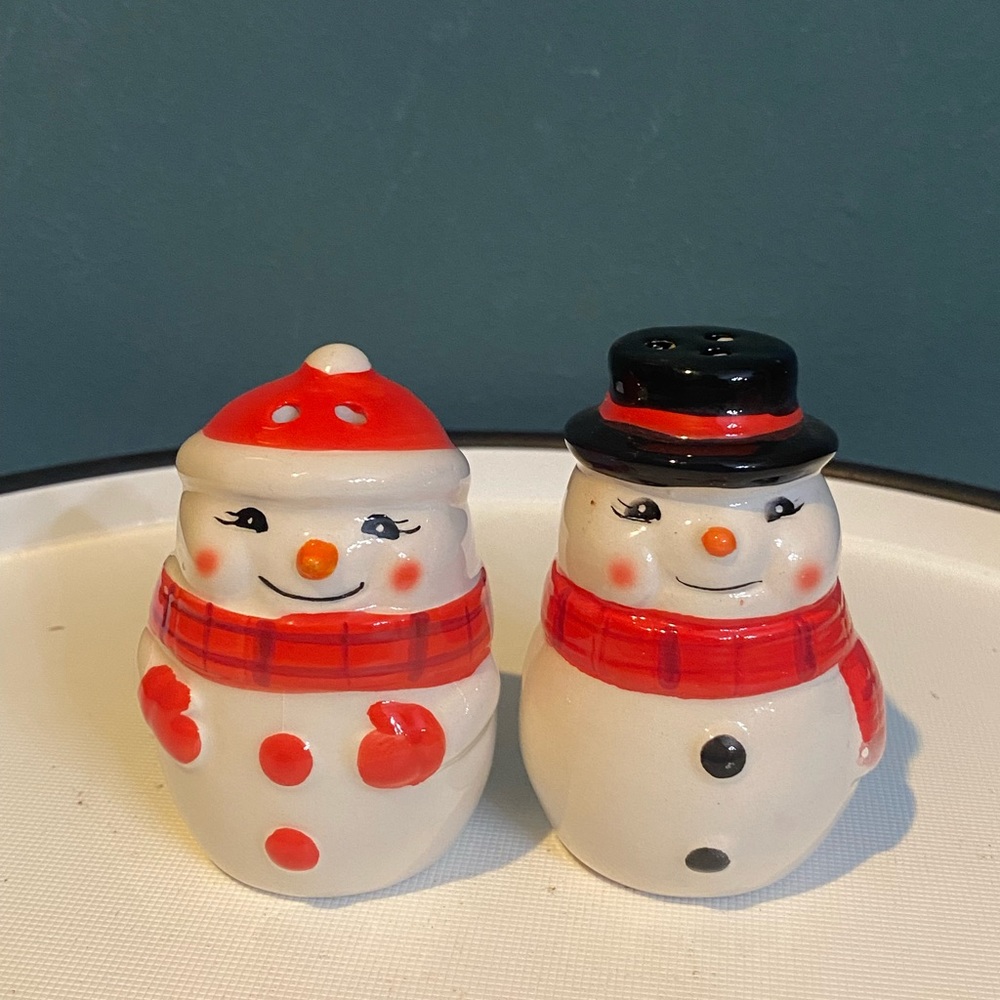 Vintage Style Snowman Couple Salt and Pepper Shakers